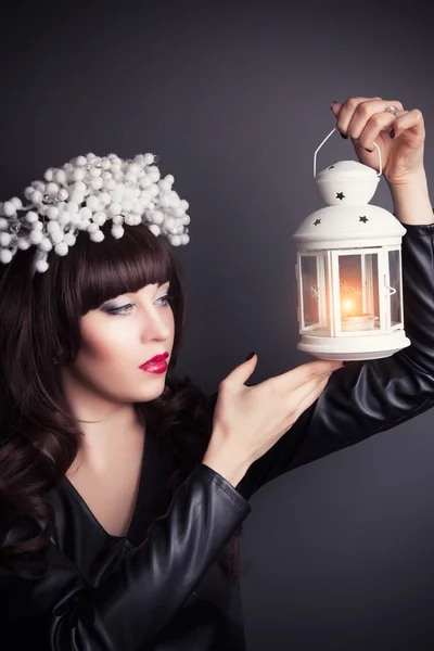 白い蝋燭ランプを保持しているファッション女性 — ストック写真