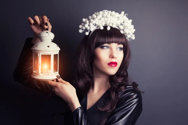 Mode vrouw met witte kaars lamp — Stockfoto