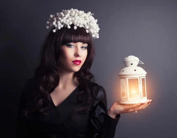 Mujer de moda sosteniendo lámpara de vela blanca — Foto de Stock