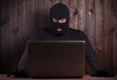 Hacker bilgisayar ile bir yün'ı
