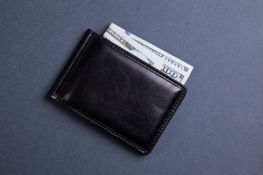 yüz dolarlık banknotlar ile çanta