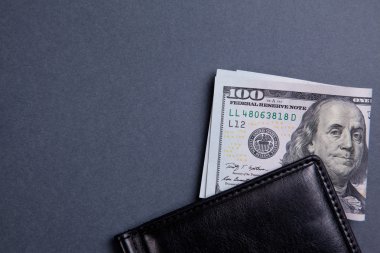 yüz dolarlık banknotlar ile çanta