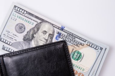 yüz dolarlık banknotlar ile çanta