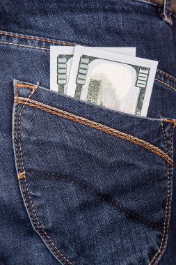 Amerikan dolarları cebinde