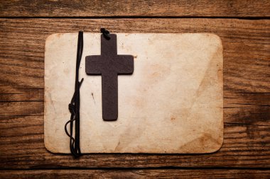 Kağıt üzerinde ahşap çapraz