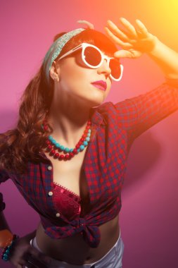 Kız beyaz güneş gözlüğü ile poz