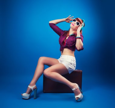 Vintage çanta ile poz pin-up kızı