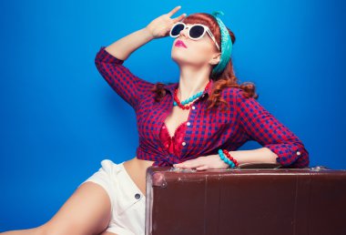 Vintage çanta ile poz pin-up kızı