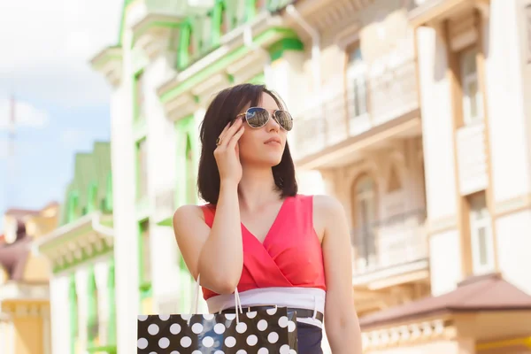 Mujer sosteniendo bolsas de compras —  Fotos de Stock