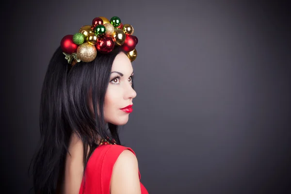 Mujer con corona de Navidad —  Fotos de Stock