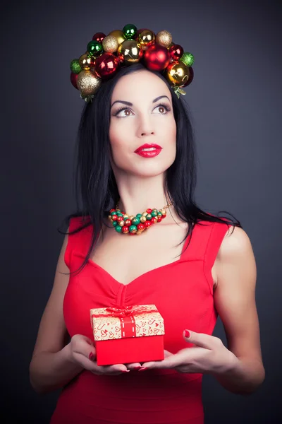 Vrouw dragen de kroon van Kerstmis — Stockfoto