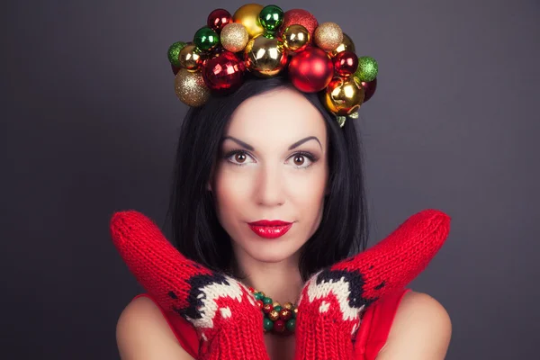 Kvinnan bär Christmas Krans — Stockfoto