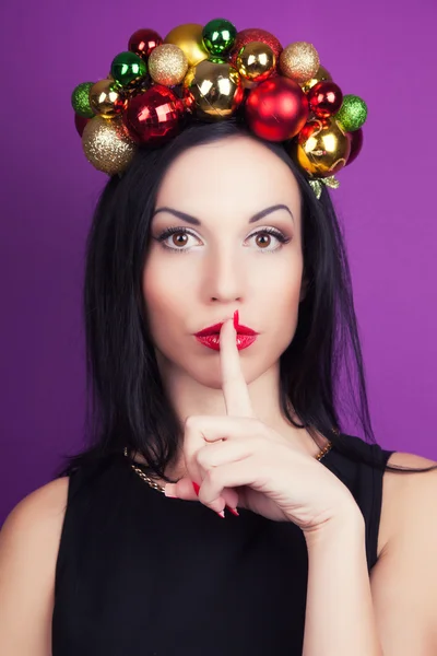 Mujer vestida con corona de Navidad mostrando silencio —  Fotos de Stock