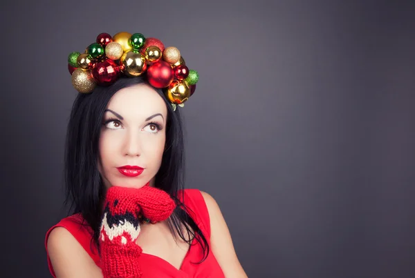 Vrouw dragen de kroon van Kerstmis — Stockfoto