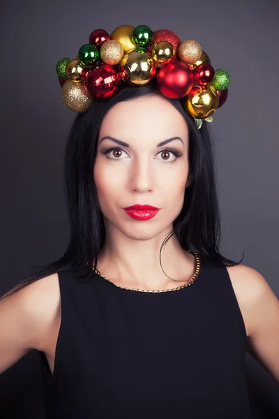 Femme portant une couronne de Noël — Photo