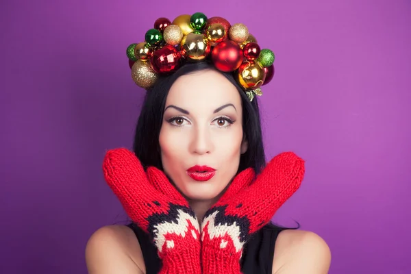 Mujer con corona de Navidad — Foto de Stock