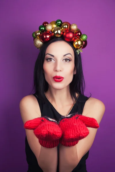 Woman wearing Christmas wreath — Stock Photo, Image