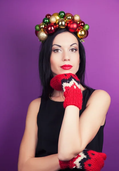 Mujer con corona de Navidad —  Fotos de Stock