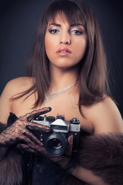 Vrouw met vintage camera — Stockfoto