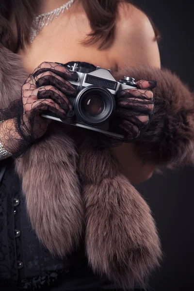 Mulher segurando câmera vintage — Fotografia de Stock