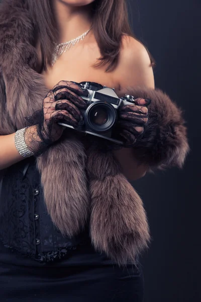 Mulher segurando câmera vintage — Fotografia de Stock