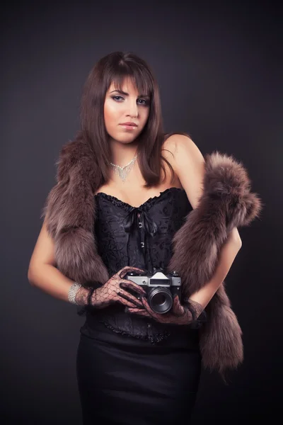 Vrouw met vintage camera — Stockfoto