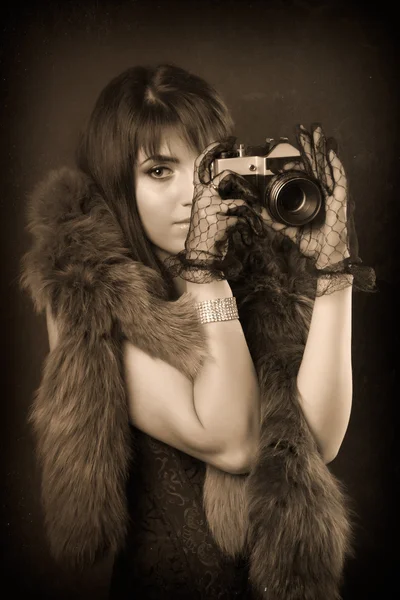 Wanita memegang kamera vintage — Stok Foto