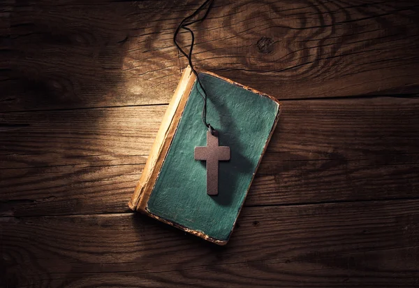 Křesťanský kříž na Bibli — Stock fotografie