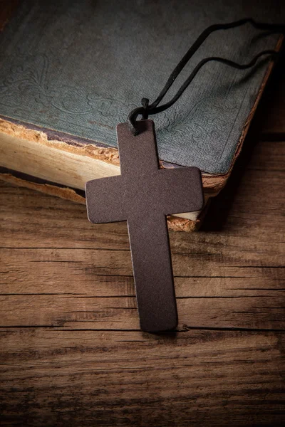Christelijke kruis op Bijbel — Stockfoto