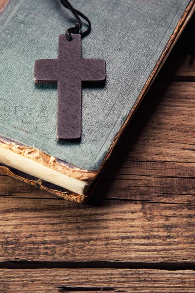 Christian cross on bible — Stock Photo, Image