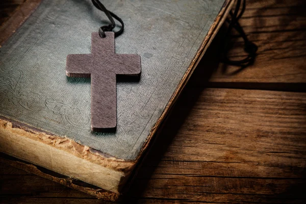 성경에 기독교 십자가 — 스톡 사진