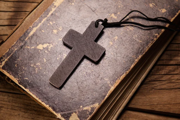 Christliches Kreuz auf der Bibel — Stockfoto