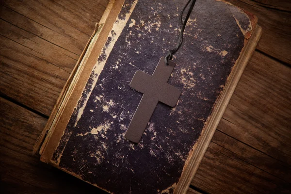 Przydrożny krzyż na Biblii — Zdjęcie stockowe