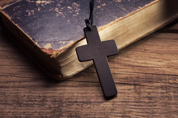 Kristna kors på Bibeln — Stockfoto