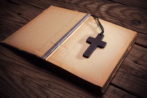 Христианский крест на Библии — стоковое фото