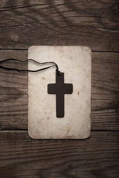 Dřevěný kříž na papíře — Stock fotografie