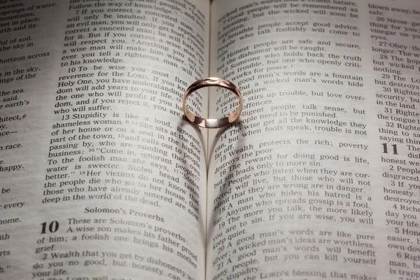 Γαμήλιο δαχτυλίδι πάνω από ένα βιβλίο — Φωτογραφία Αρχείου