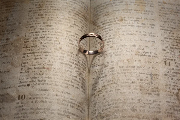 Anillo de boda sobre un libro — Foto de Stock