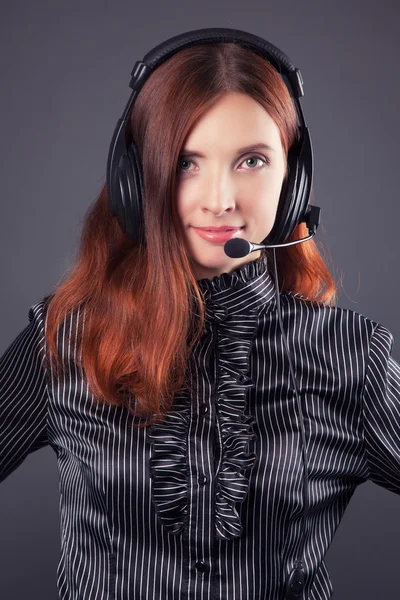 ビジネスの女性とヘッドフォン — ストック写真