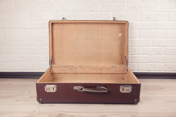 Vacía maleta vieja gastada — Foto de Stock