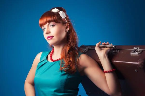 Pin-up girl poserar med vintage resväska — Stockfoto