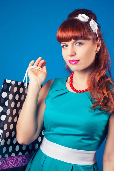 Pin-up chica posando con bolsas de compras — Foto de Stock