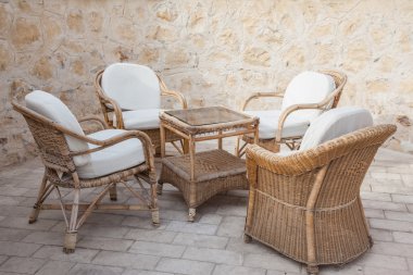 Masa ve sandalyeler ile lounge