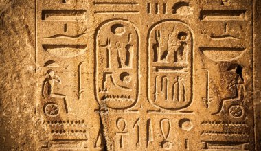 Oyulmuş eski Mısır hiyeroglifleri