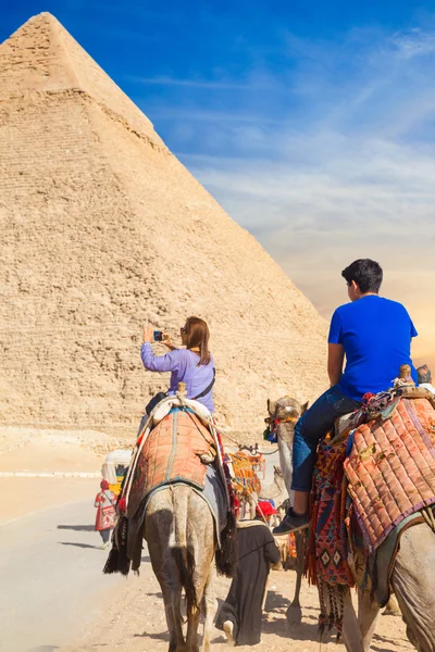 Holka jede na velbloudu v Chufuova pyramida — Stock fotografie