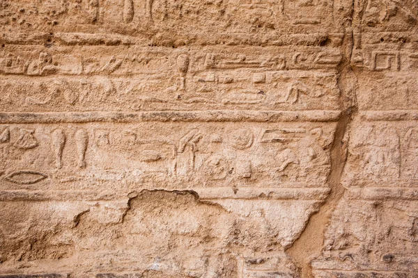 Vieux hiéroglyphes égyptiens sur la pierre — Photo