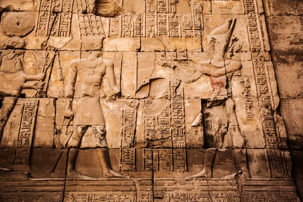 돌에 오래 된 이집트 상형 문자 — 스톡 사진