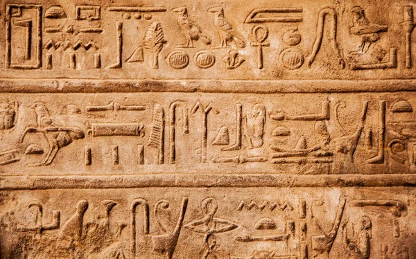 Starém Egyptě hieroglyfy na kámen — Stock fotografie