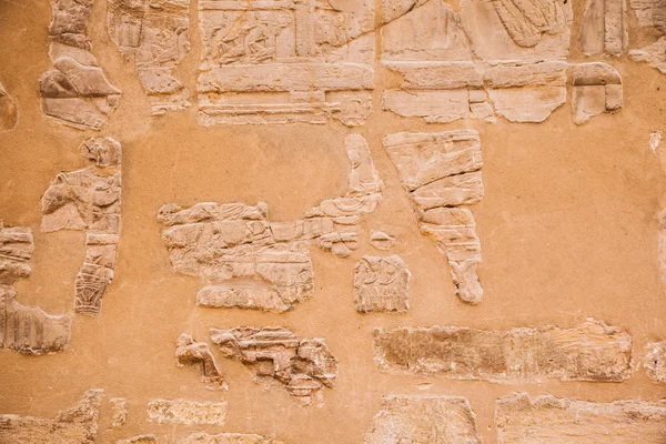 在石头上的老埃及象形文字。 — 图库照片