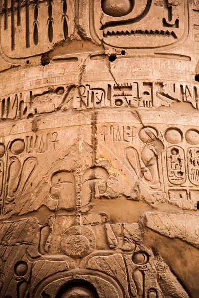 Gamla Egypten hieroglyfer på stenen — Stockfoto